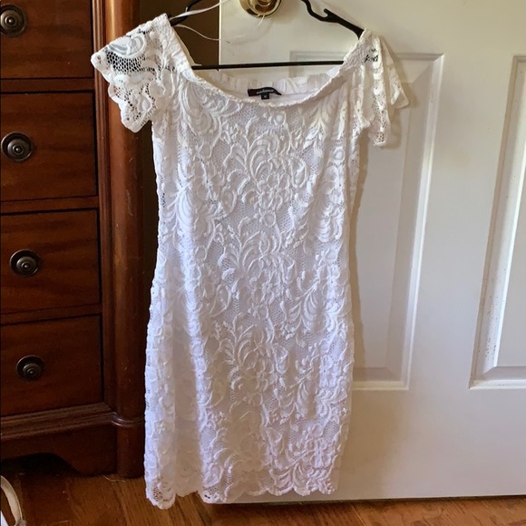 White lace dress - Picture 4 of 10